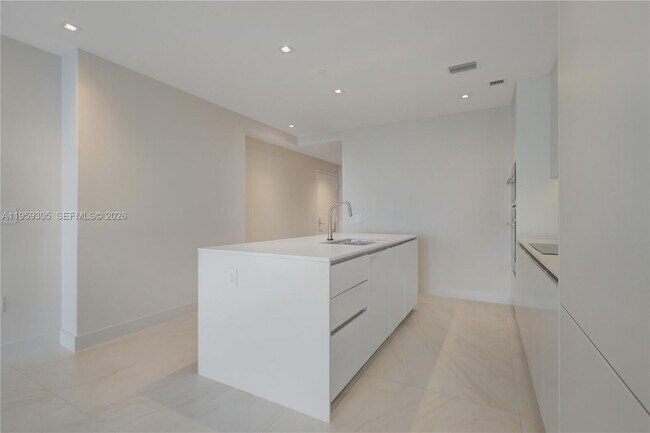 Building Photo - 700 NE 24th St