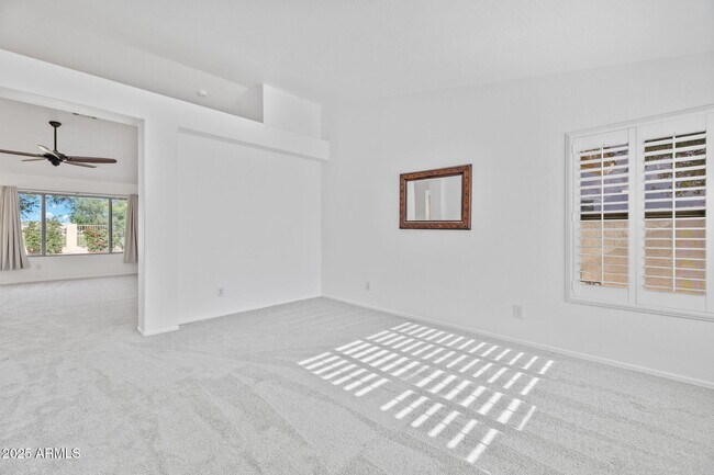 Building Photo - 1250 W Canary Way