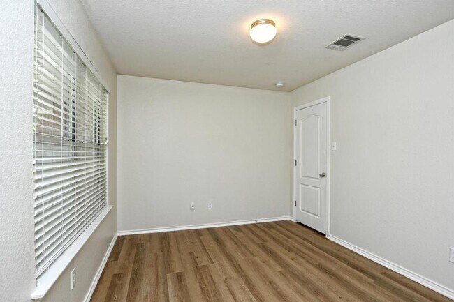 Building Photo - 2112 Mir Woods Dr