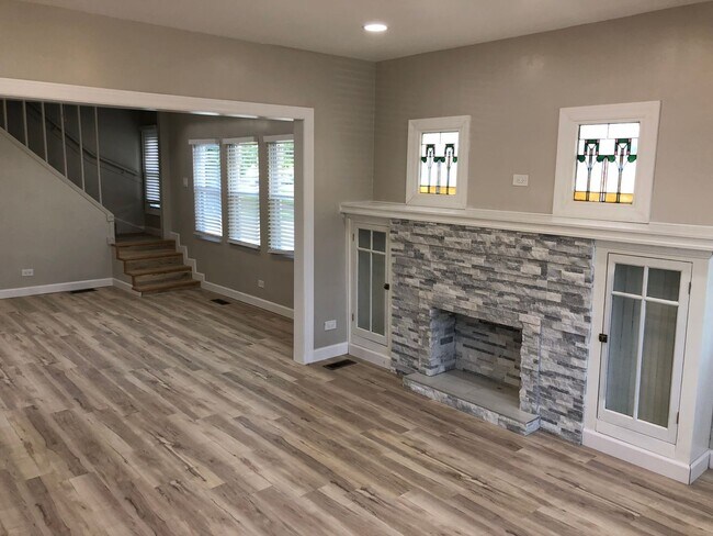 Building Photo - Large remodeled 4bed/2bath close to schools and transportation!