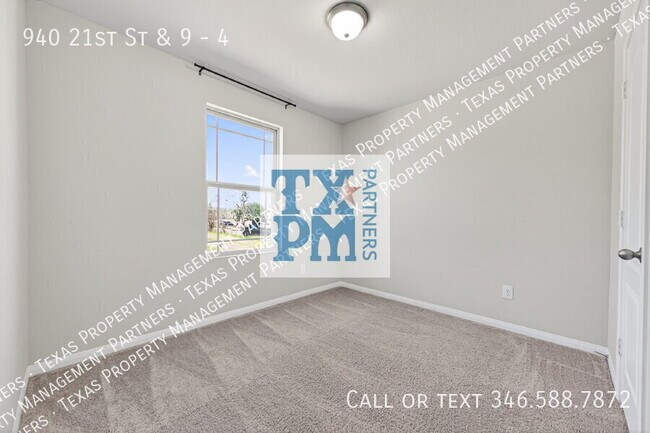 Building Photo - 940 21st St