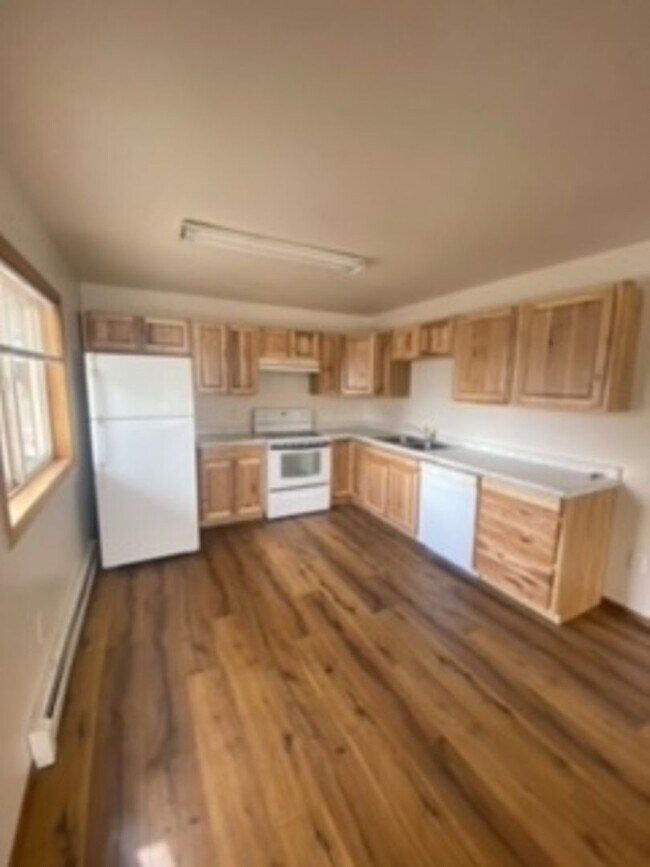 Building Photo - 2 Bedrooms 1 Bathroom 4 Plex - Belgrade