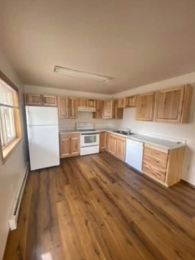 Building Photo - Comfortable 2 Bedroom, 1 Bathroom Lower-Level 4-Plex Unit