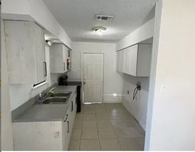 Building Photo - Newly Updated 2 Bed / 1 Bath Duplex