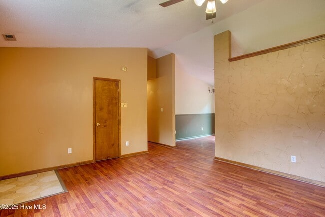 Building Photo - 303 Sedgefield Ct