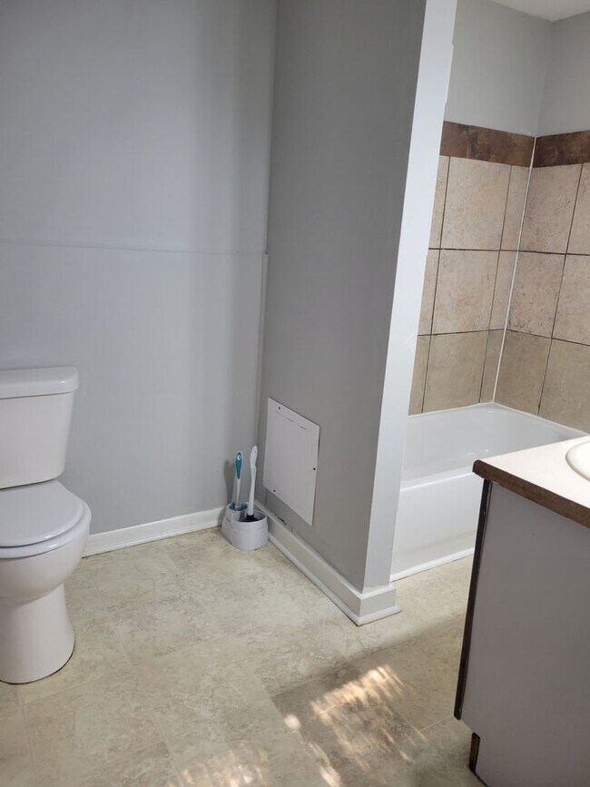 Building Photo - NEW LISTING!! 3 Bedroom 1 Bath