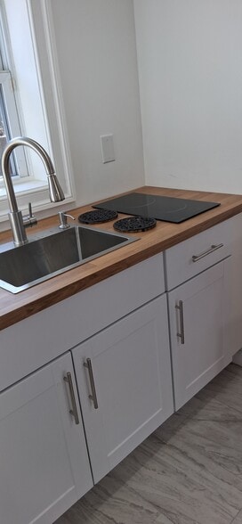 Building Photo - 28 Pineoaks Pl