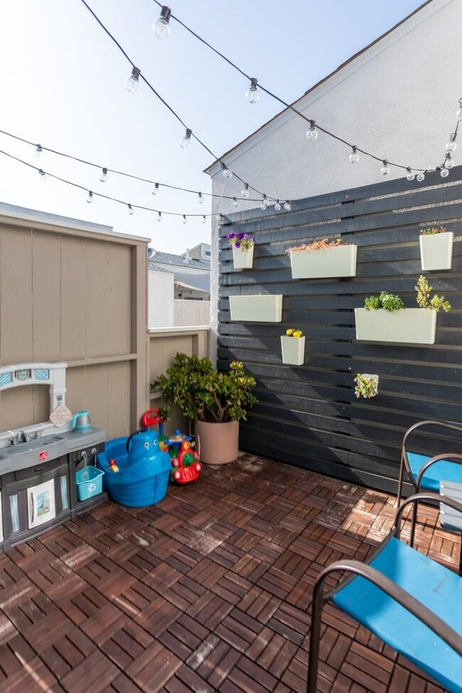 Building Photo - 3 bed 2 bath Townhouse located in South Coast Metro