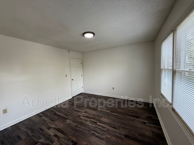 Building Photo - 119 Rowe Ln