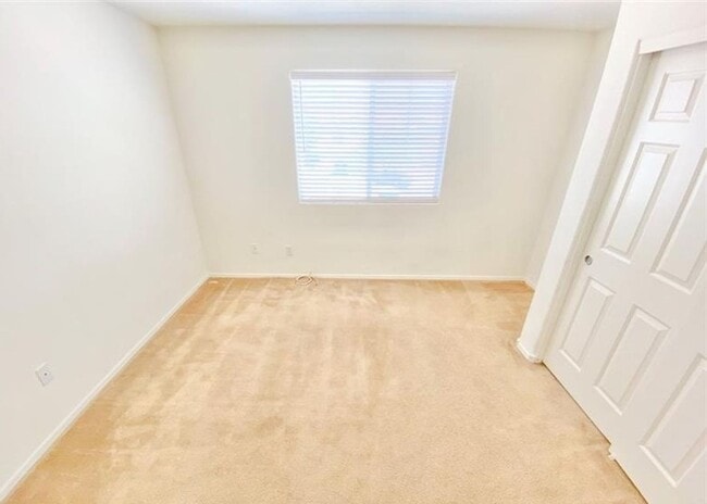 Building Photo - ENJOY THIS STUNNING 3 BEDROOM WITH A TRANQ...
