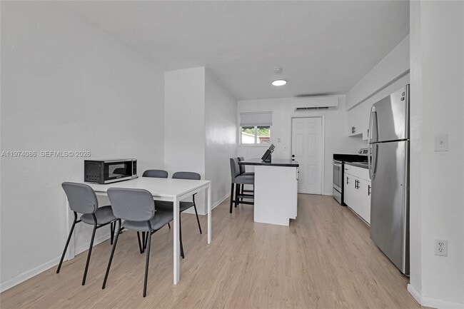 Building Photo - 1001 NE 110th St