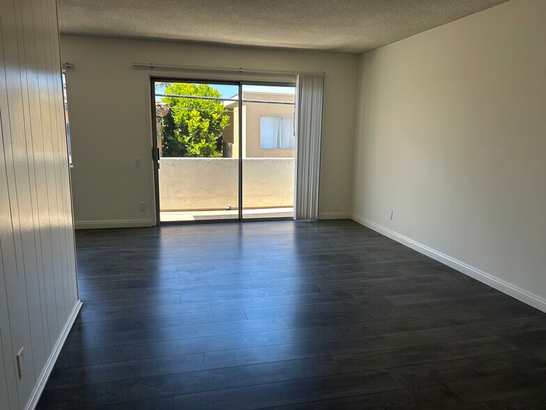 Building Photo - 1333 S Bundy Dr