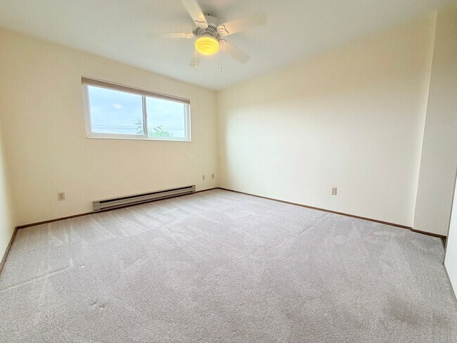 Building Photo - Bright Penthouse Corner Unit w/Garage Parking included - Panoramic Views in Ballard!