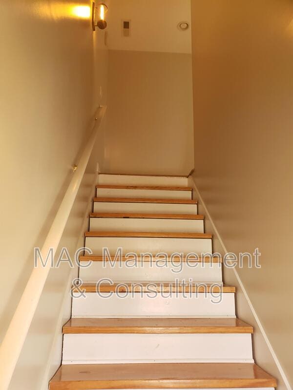 Building Photo - 1028 Nottingham Dr