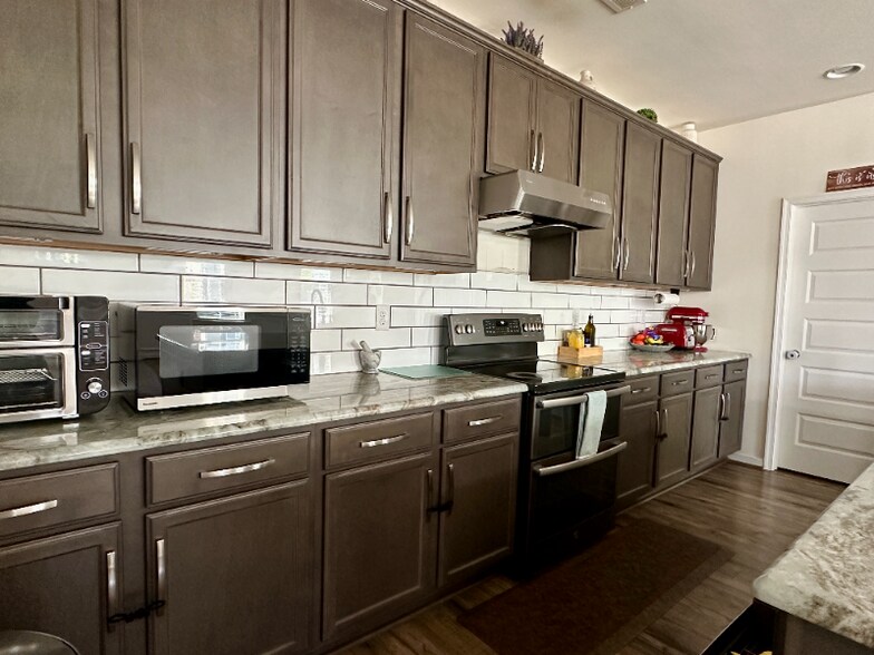 Building Photo - 4001 Tin Roof Way