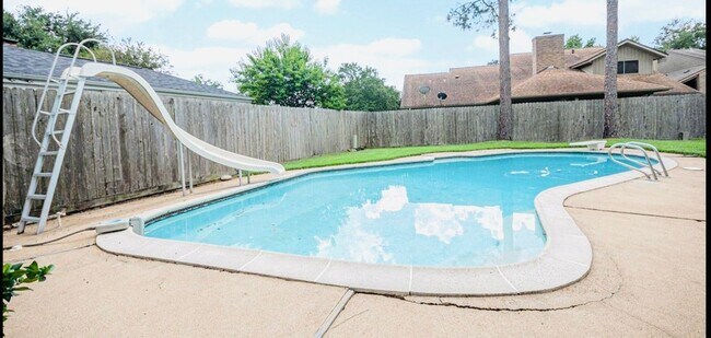 Building Photo - 15014 Hollydale Dr