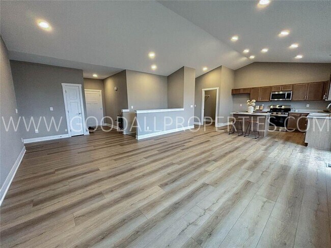 Building Photo - Stunning 4 bedroom, 3 bath Ranch Style Hom...