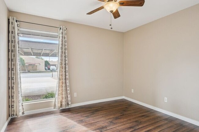 Building Photo - Cozy 2-bedroom, 1.5-bath townhome