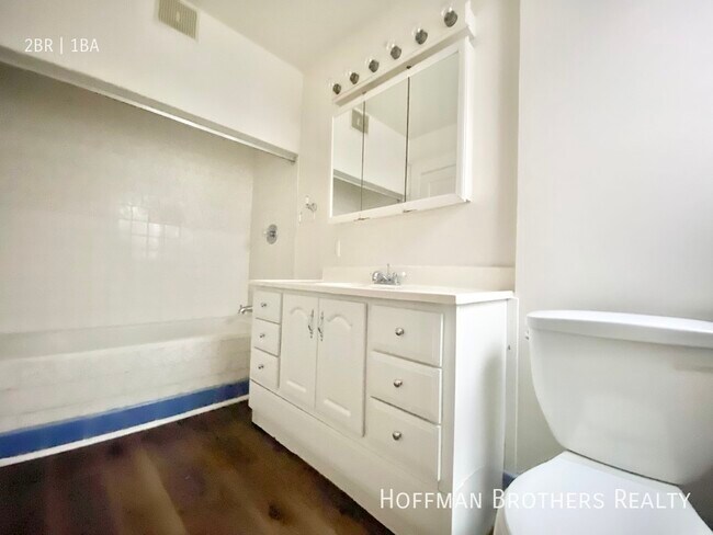 Building Photo - 526 1/2 Heliotrope -