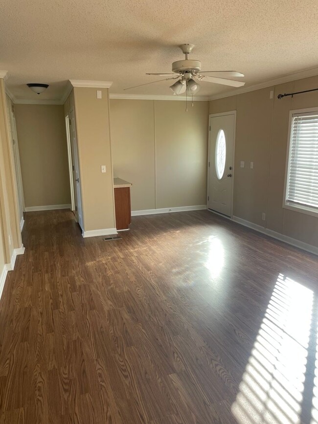 Building Photo - Country Living at it's Finest!