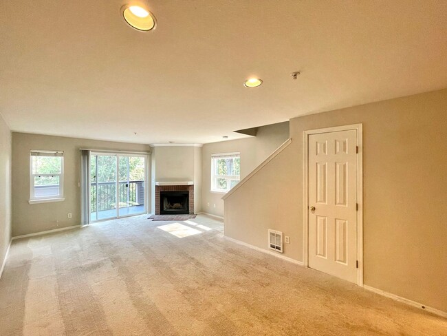 Building Photo - Great Condo For Rent