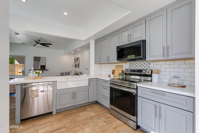 Building Photo - 2119 E New Bedford Dr