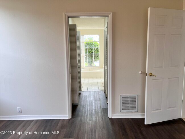 Building Photo - 9369 Ashley Dr