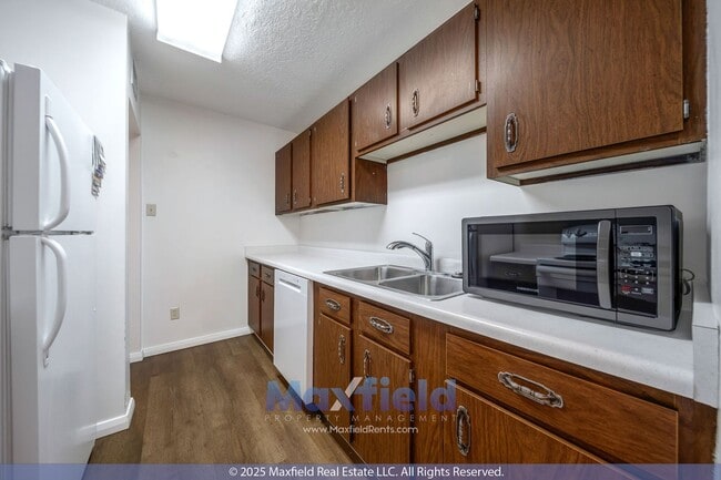 Building Photo - NEWLY REMODELED FLOORING!! Salt Lake City - Heart of Downtown - 2BD - 2BTH - 1GAR PARKING