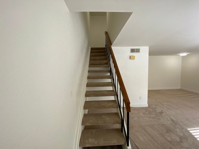 Building Photo - Stunning Townhome in Tanglewood Community