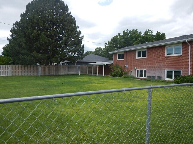 Building Photo - 2214 Anna Ave