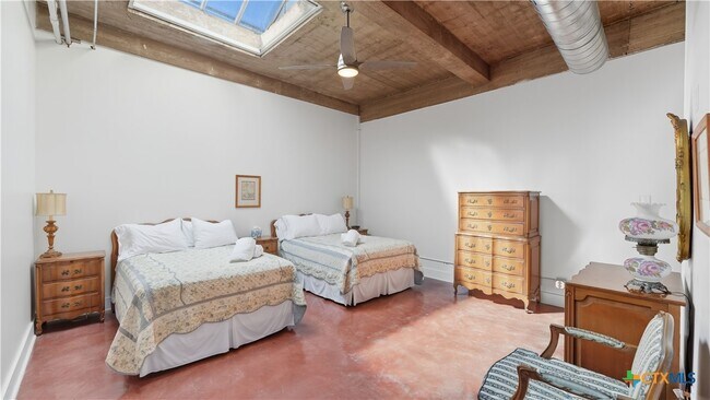 Building Photo - 222 Losoya St