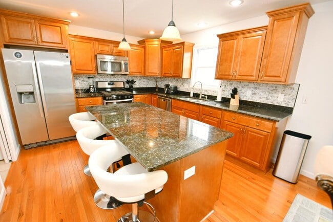 Building Photo - Short or long term Executive 4 bedroom 2.5...