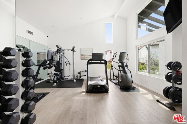 Building Photo - 1561 Palisades Dr