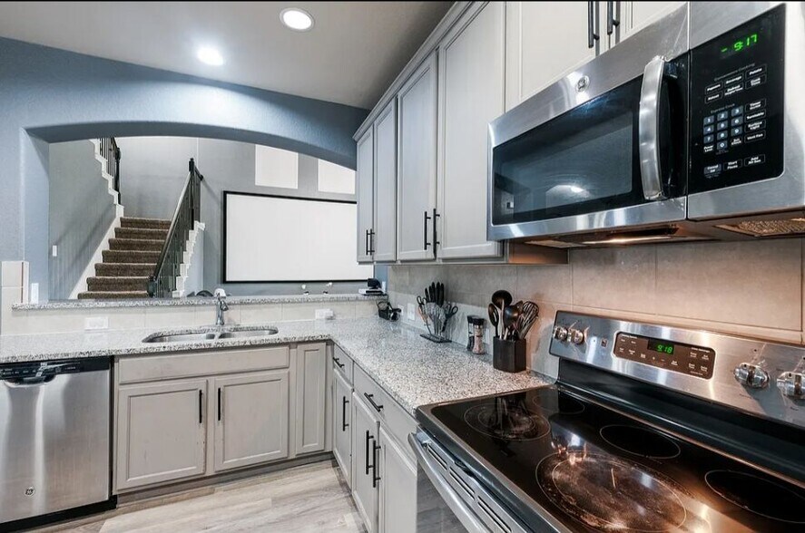 Building Photo - 8252 Breezy Cv