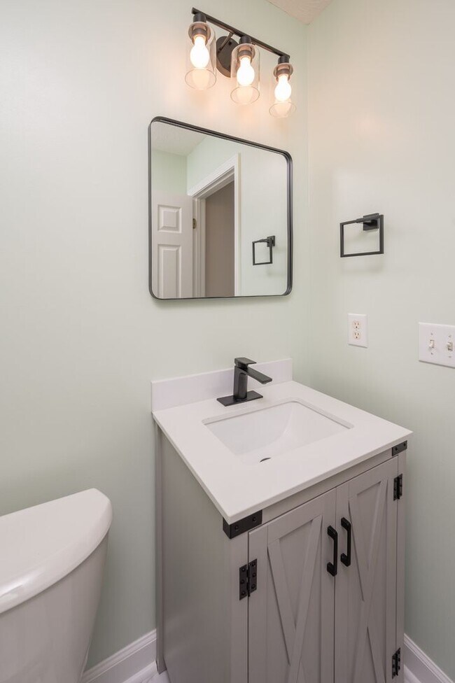 Building Photo - **BE THE LUCKY ONE TO LIVE IN THIS UPDATED NASHVILLE/ BELLEVUE HOME**