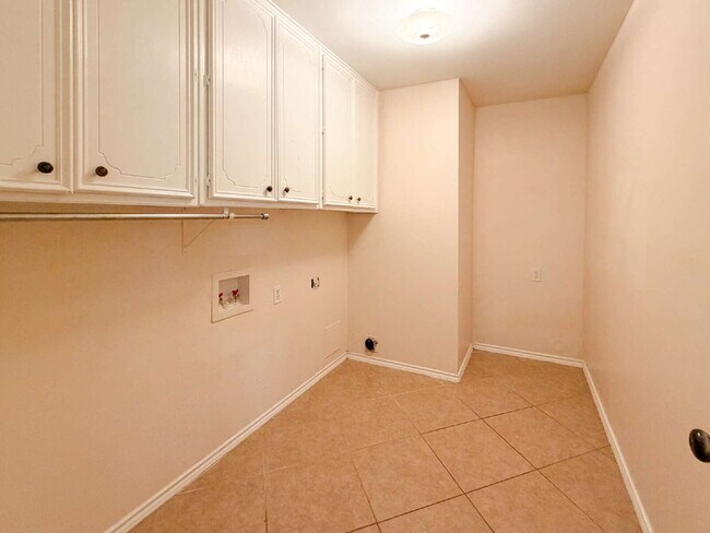 Building Photo - Beautiful 6 bed, 2 bath home in Burleson!