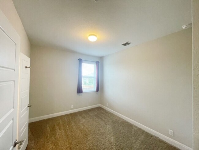 Building Photo - This stunning, 4BED/2BATH, well maintained...