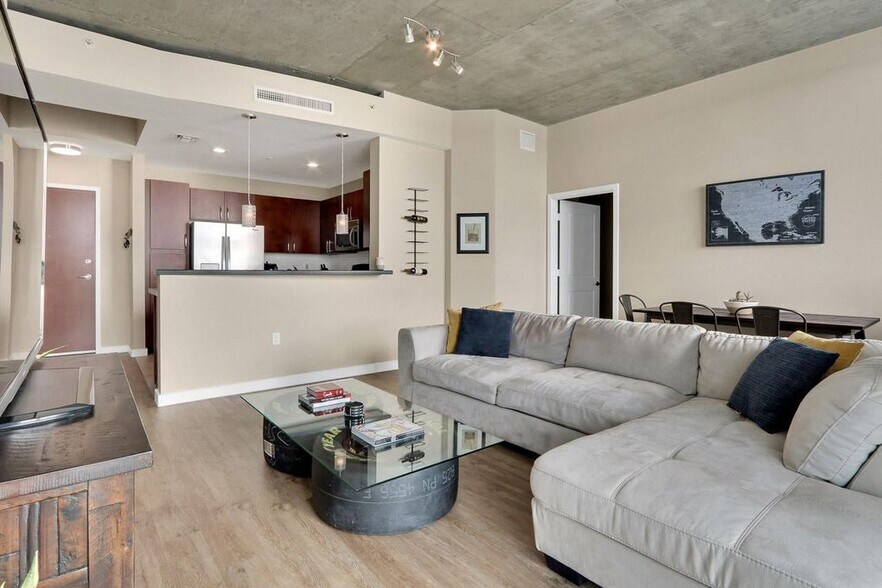 Living Room: 17.2 x 13.9 - 300 S Australian Ave