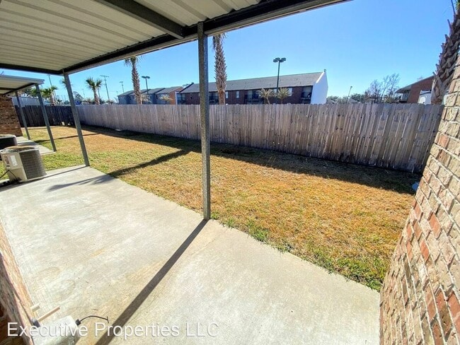 Building Photo - Spacious 2-Bedroom Duplex Near McNeese Sta...