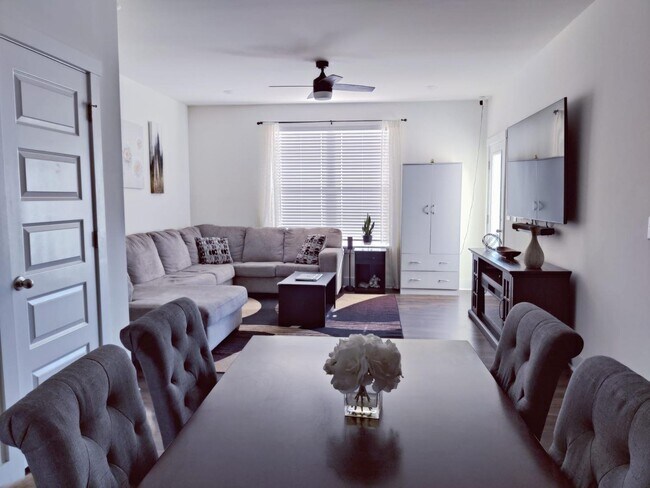 Building Photo - 4 Bedroom Townhome for Rent Apex
