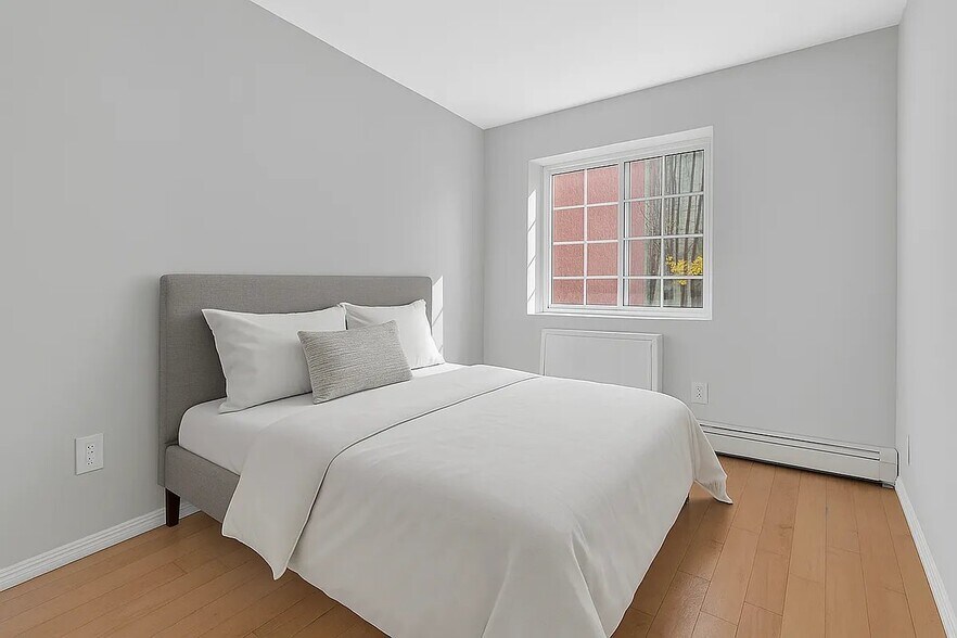 Building Photo - 817 Gates Ave