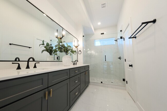 Building Photo - 835 Elkhart St