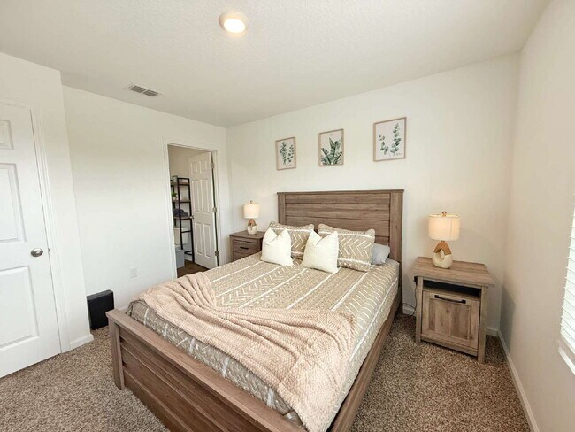Building Photo - Furnished Townhome conveniently located!
