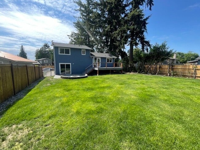 Building Photo - Beautifully Maintained 3 Bedroom 2 Bath Home with Garage and Fenced Yard! Pets Welcome!