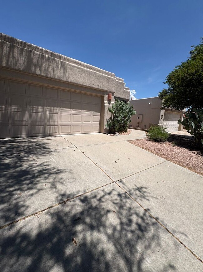 Building Photo - Well Maintained Home in  East Side Gated Community- 3Bd-A/C-Community Pools !!