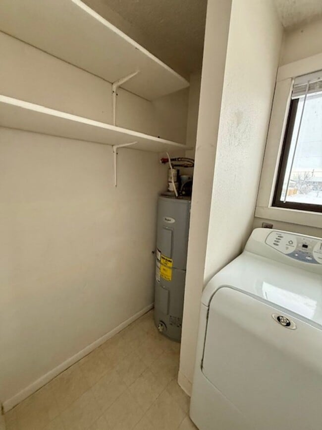 Building Photo - 2 Bedroom 1 Bath Duplex - NEW LOW PRICE