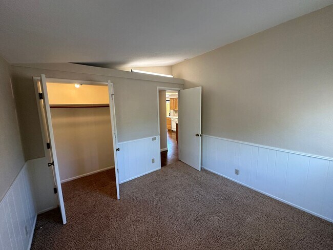 Building Photo - Lovely Manor Market Home