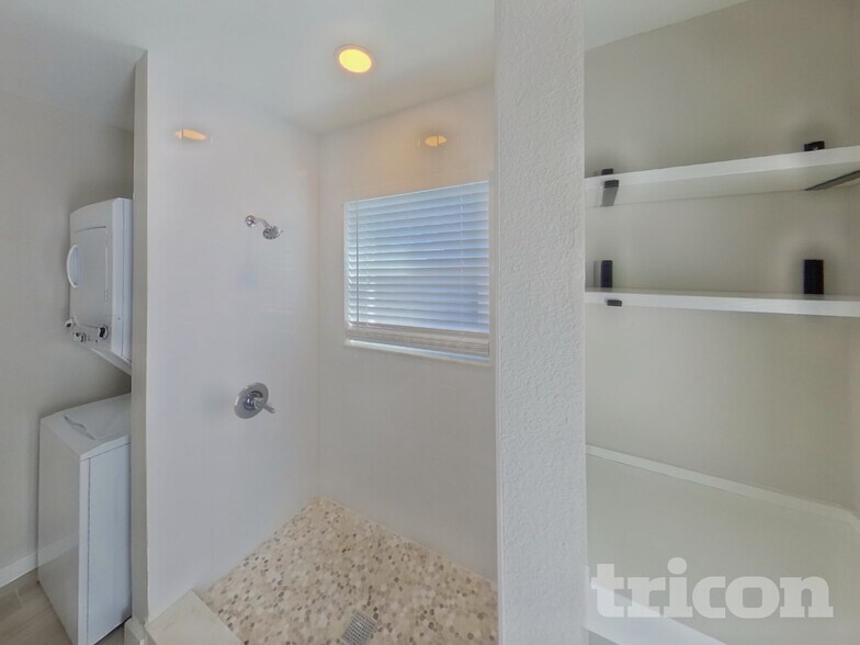 Building Photo - 6210 S Adelia Ave