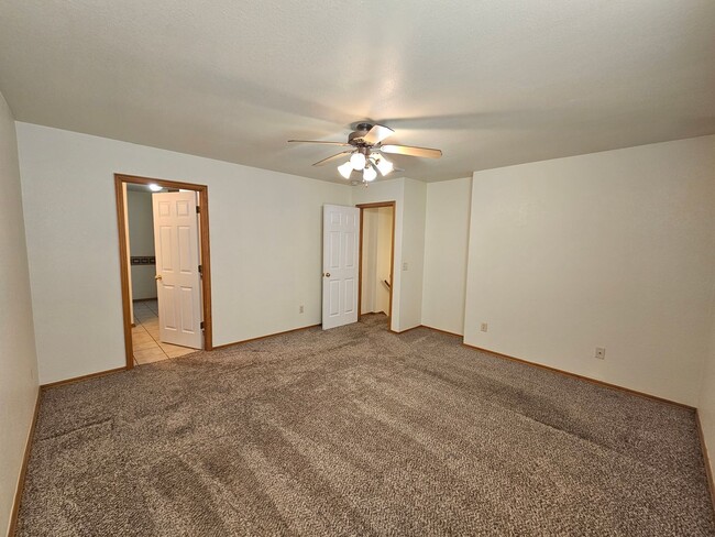 Building Photo - (3) Bed/(3) Bath in Moore Available NOW!!