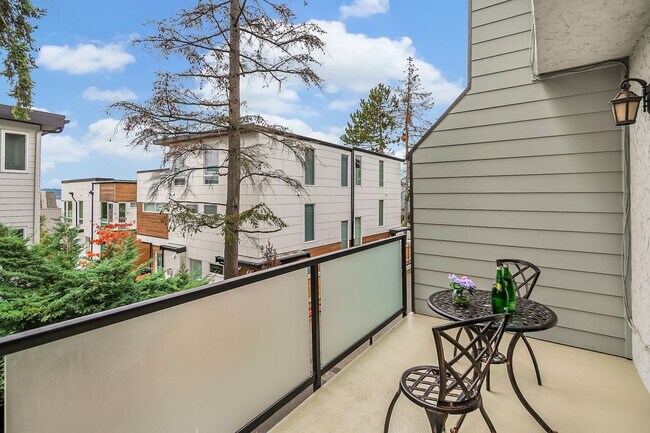 Building Photo - Fantastic location in the heart of downtown Kirkland!